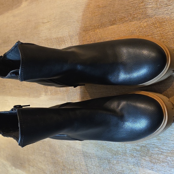 Dolce Vita - Jade Black Heeled Boots. Size 8 - Picture 4 of 7